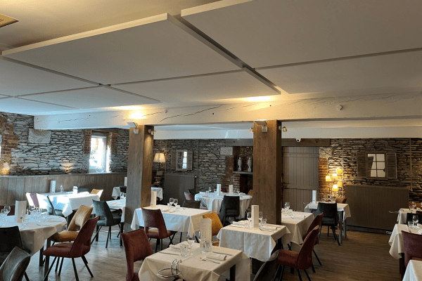 traitement acoustique ilots en plafonds restaurant