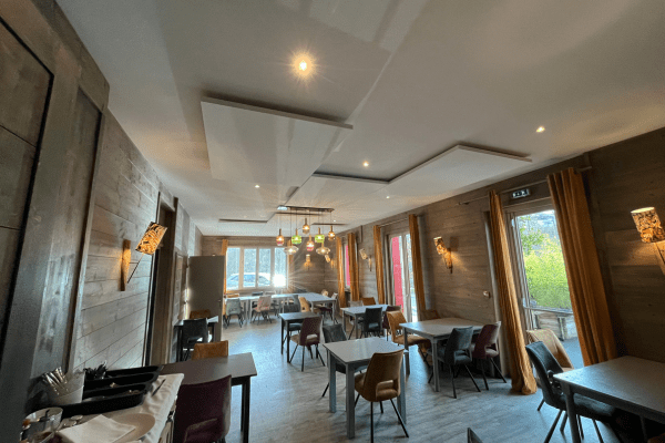 traitement acoustique ilots en plafonds restaurant