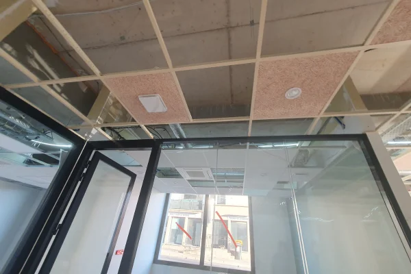 PLAFOND ACOUSTIQUE LAINE DE BOIS AGENCE BANCAIRE A LA TALAUDIERE