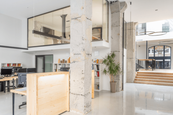 Réalisation des nouveaux bureaux d’ARKIN dans un bâtiment de 1909 à Saint-Étienne : un chantier technique exécuté avec précision selon les plans de l’agence, alliant démolition, plâtrerie, peinture, cloisons modulaires et finitions soignées entre matériaux.