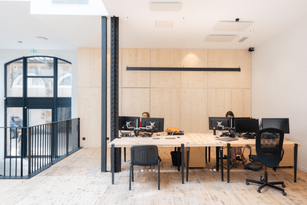 Réalisation des nouveaux bureaux d’ARKIN dans un bâtiment de 1909 à Saint-Étienne : un chantier technique exécuté avec précision selon les plans de l’agence, alliant démolition, plâtrerie, peinture, cloisons modulaires et finitions soignées entre matériaux.