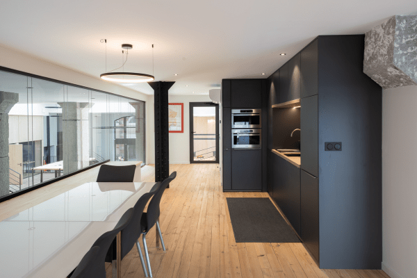 Réalisation des nouveaux bureaux d’ARKIN dans un bâtiment de 1909 à Saint-Étienne : un chantier technique exécuté avec précision selon les plans de l’agence, alliant démolition, plâtrerie, peinture, cloisons modulaires et finitions soignées entre matériaux.