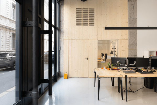 Réalisation des nouveaux bureaux d’ARKIN dans un bâtiment de 1909 à Saint-Étienne : un chantier technique exécuté avec précision selon les plans de l’agence, alliant démolition, plâtrerie, peinture, cloisons modulaires et finitions soignées entre matériaux.