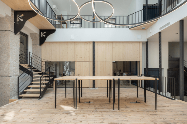 Réalisation des nouveaux bureaux d’ARKIN dans un bâtiment de 1909 à Saint-Étienne : un chantier technique exécuté avec précision selon les plans de l’agence, alliant démolition, plâtrerie, peinture, cloisons modulaires et finitions soignées entre matériaux.