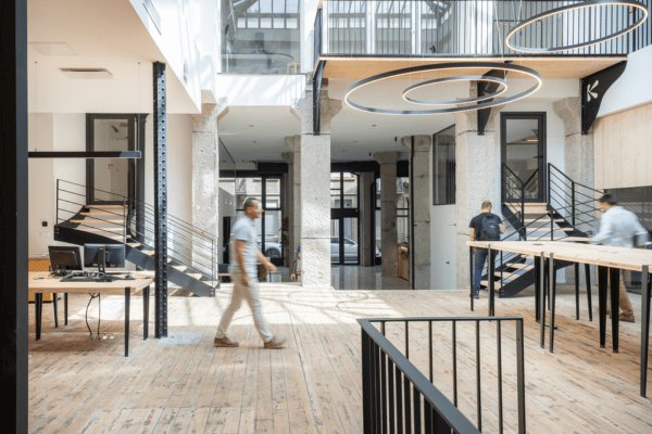 Réalisation des nouveaux bureaux d’ARKIN dans un bâtiment de 1909 à Saint-Étienne : un chantier technique exécuté avec précision selon les plans de l’agence, alliant démolition, plâtrerie, peinture, cloisons modulaires et finitions soignées entre matériaux.