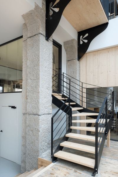 Réalisation des nouveaux bureaux d’ARKIN dans un bâtiment de 1909 à Saint-Étienne : un chantier technique exécuté avec précision selon les plans de l’agence, alliant démolition, plâtrerie, peinture, cloisons modulaires et finitions soignées entre matériaux.