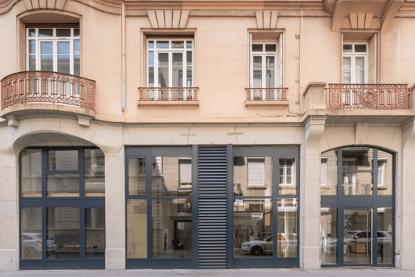 Réalisation des nouveaux bureaux d’ARKIN dans un bâtiment de 1909 à Saint-Étienne : un chantier technique exécuté avec précision selon les plans de l’agence, alliant démolition, plâtrerie, peinture, cloisons modulaires et finitions soignées entre matériaux.