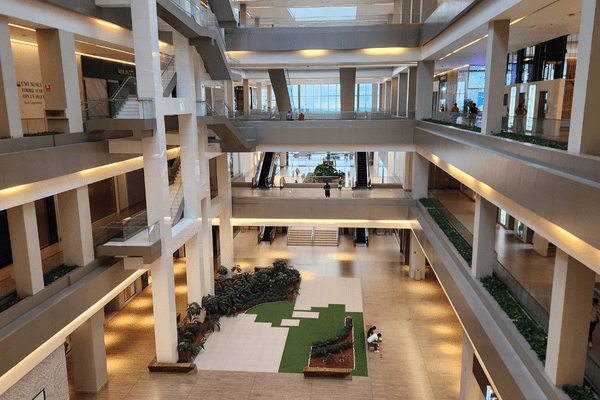 TENDANCES PEINTURES 2026 : Repenser les espaces professionnels et commerciaux Bureaux, commerces, centres commerciaux ou bâtiments publics : les choix de couleurs et de finitions influencent directement l’image, le confort des usagers et la pérennité des bâtiments.