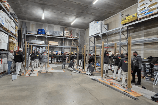 Dans le cadre de notre démarche MASE, les équipes BOULLIARD ont participé à une animation « Vis mon métier » favorisant l’échange de savoir-faire et la sensibilisation aux risques croisés. Cette journée s’est déroulée dans un esprit de convivialité, du petit déjeuner avec brioche des rois au déjeuner camion pizza sur place.