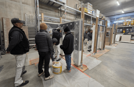 Dans le cadre de notre démarche MASE, les équipes BOULLIARD ont participé à une animation « Vis mon métier » favorisant l’échange de savoir-faire et la sensibilisation aux risques croisés. Cette journée s’est déroulée dans un esprit de convivialité, du petit déjeuner avec brioche des rois au déjeuner camion pizza sur place.