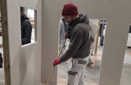 Dans le cadre de notre démarche MASE, les équipes BOULLIARD ont participé à une animation « Vis mon métier » favorisant l’échange de savoir-faire et la sensibilisation aux risques croisés. Cette journée s’est déroulée dans un esprit de convivialité, du petit déjeuner avec brioche des rois au déjeuner camion pizza sur place.