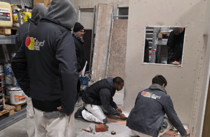 Dans le cadre de notre démarche MASE, les équipes BOULLIARD ont participé à une animation « Vis mon métier » favorisant l’échange de savoir-faire et la sensibilisation aux risques croisés. Cette journée s’est déroulée dans un esprit de convivialité, du petit déjeuner avec brioche des rois au déjeuner camion pizza sur place.
