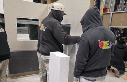 Dans le cadre de notre démarche MASE, les équipes BOULLIARD ont participé à une animation « Vis mon métier » favorisant l’échange de savoir-faire et la sensibilisation aux risques croisés. Cette journée s’est déroulée dans un esprit de convivialité, du petit déjeuner avec brioche des rois au déjeuner camion pizza sur place.