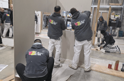 Dans le cadre de notre démarche MASE, les équipes BOULLIARD ont participé à une animation « Vis mon métier » favorisant l’échange de savoir-faire et la sensibilisation aux risques croisés. Cette journée s’est déroulée dans un esprit de convivialité, du petit déjeuner avec brioche des rois au déjeuner camion pizza sur place.