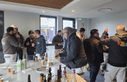 Dans le cadre de notre démarche MASE, les équipes BOULLIARD ont participé à une animation « Vis mon métier » favorisant l’échange de savoir-faire et la sensibilisation aux risques croisés. Cette journée s’est déroulée dans un esprit de convivialité, du petit déjeuner avec brioche des rois au déjeuner camion pizza sur place.