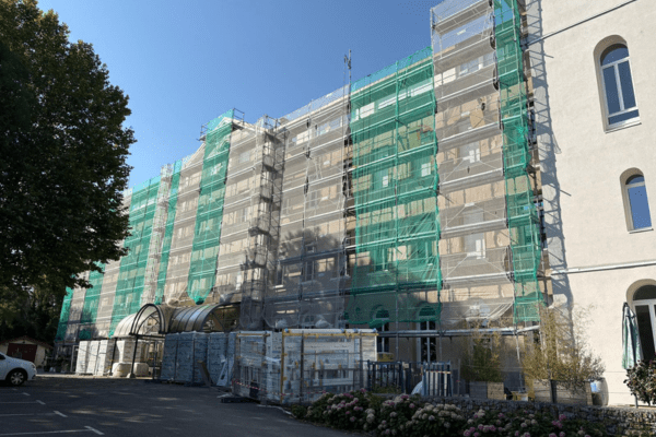 Réalisation d’une isolation thermique par l’extérieur à Saint-Étienne pour l’Institut Chantespoir : isolation en laine de roche, finition siloxane et intégration technique de bandeaux avec étanchéité maîtrisée.