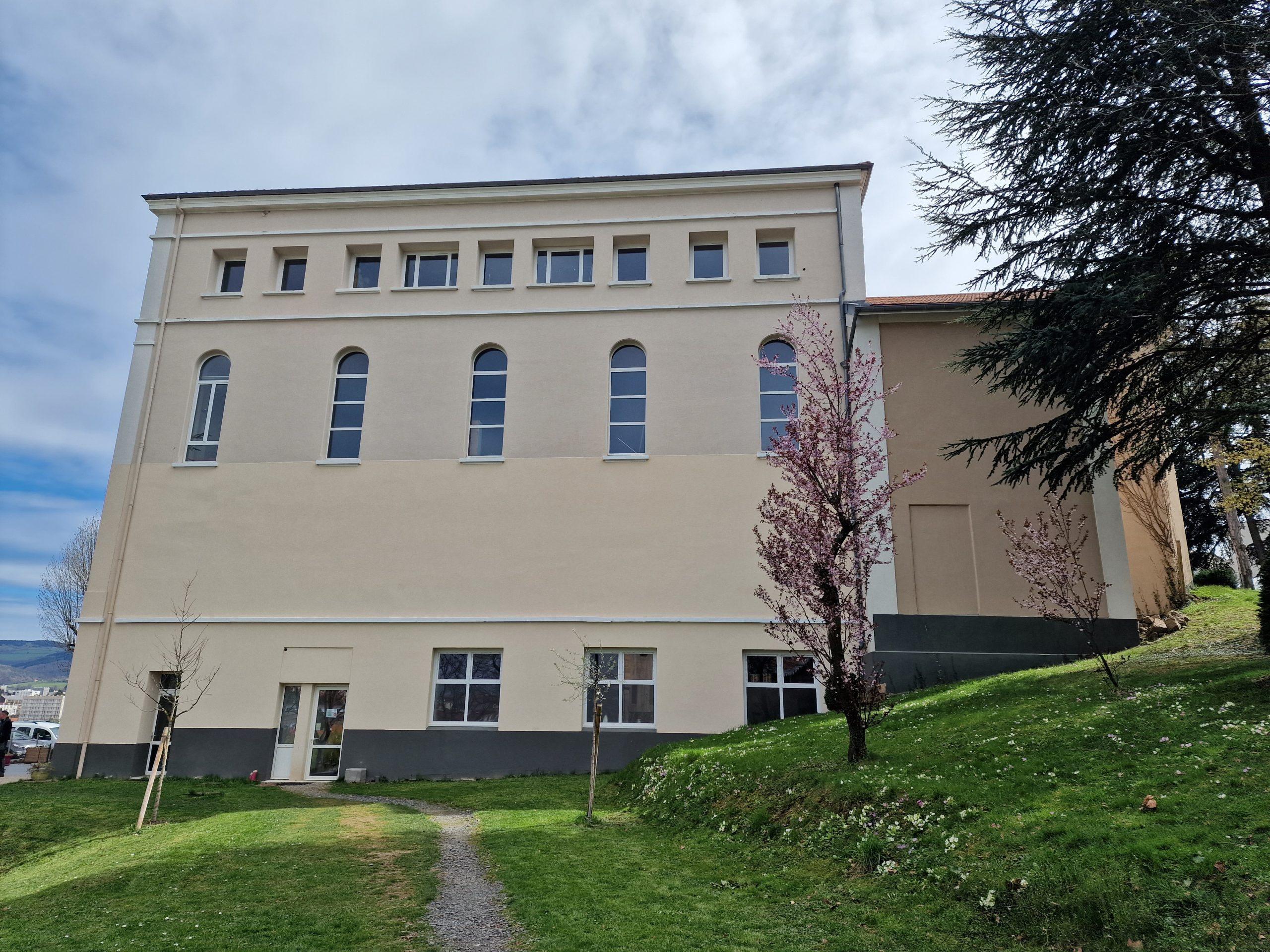 Réalisation d’une isolation thermique par l’extérieur à Saint-Étienne pour l’Institut Chantespoir : isolation en laine de roche, finition siloxane et intégration technique de bandeaux avec étanchéité maîtrisée.