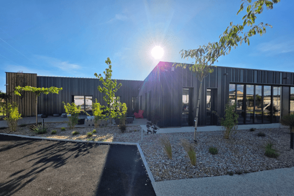 En 2026, BOULLIARD franchit une étape importante avec l'installation de son nouveau dépôt et de ses nouveaux bureaux à Sorbiers. Bien plus qu'un simple déménagement, ce projet représente une véritable transformation de notre environnement de travail et un investissement pour l'avenir de notre entreprise.