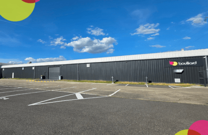 En 2026, BOULLIARD franchit une étape importante avec l'installation de son nouveau dépôt et de ses nouveaux bureaux à Sorbiers. Bien plus qu'un simple déménagement, ce projet représente une véritable transformation de notre environnement de travail et un investissement pour l'avenir de notre entreprise.