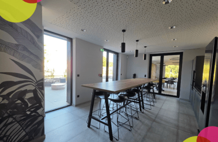 En 2026, BOULLIARD franchit une étape importante avec l'installation de son nouveau dépôt et de ses nouveaux bureaux à Sorbiers. Bien plus qu'un simple déménagement, ce projet représente une véritable transformation de notre environnement de travail et un investissement pour l'avenir de notre entreprise.
