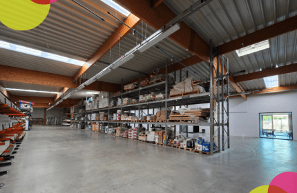 En 2026, BOULLIARD franchit une étape importante avec l'installation de son nouveau dépôt et de ses nouveaux bureaux à Sorbiers. Bien plus qu'un simple déménagement, ce projet représente une véritable transformation de notre environnement de travail et un investissement pour l'avenir de notre entreprise.