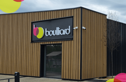 En 2026, BOULLIARD franchit une étape importante avec l'installation de son nouveau dépôt et de ses nouveaux bureaux à Sorbiers. Bien plus qu'un simple déménagement, ce projet représente une véritable transformation de notre environnement de travail et un investissement pour l'avenir de notre entreprise.