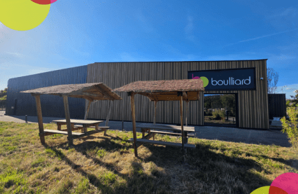 En 2026, BOULLIARD franchit une étape importante avec l'installation de son nouveau dépôt et de ses nouveaux bureaux à Sorbiers. Bien plus qu'un simple déménagement, ce projet représente une véritable transformation de notre environnement de travail et un investissement pour l'avenir de notre entreprise.