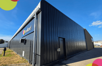 En 2026, BOULLIARD franchit une étape importante avec l'installation de son nouveau dépôt et de ses nouveaux bureaux à Sorbiers. Bien plus qu'un simple déménagement, ce projet représente une véritable transformation de notre environnement de travail et un investissement pour l'avenir de notre entreprise.