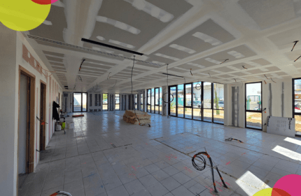 En 2026, BOULLIARD franchit une étape importante avec l'installation de son nouveau dépôt et de ses nouveaux bureaux à Sorbiers. Bien plus qu'un simple déménagement, ce projet représente une véritable transformation de notre environnement de travail et un investissement pour l'avenir de notre entreprise.
