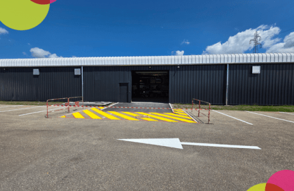 En 2026, BOULLIARD franchit une étape importante avec l'installation de son nouveau dépôt et de ses nouveaux bureaux à Sorbiers. Bien plus qu'un simple déménagement, ce projet représente une véritable transformation de notre environnement de travail et un investissement pour l'avenir de notre entreprise.