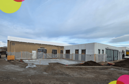 En 2026, BOULLIARD franchit une étape importante avec l'installation de son nouveau dépôt et de ses nouveaux bureaux à Sorbiers. Bien plus qu'un simple déménagement, ce projet représente une véritable transformation de notre environnement de travail et un investissement pour l'avenir de notre entreprise.