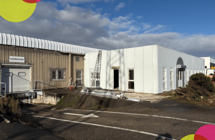 En 2026, BOULLIARD franchit une étape importante avec l'installation de son nouveau dépôt et de ses nouveaux bureaux à Sorbiers. Bien plus qu'un simple déménagement, ce projet représente une véritable transformation de notre environnement de travail et un investissement pour l'avenir de notre entreprise.