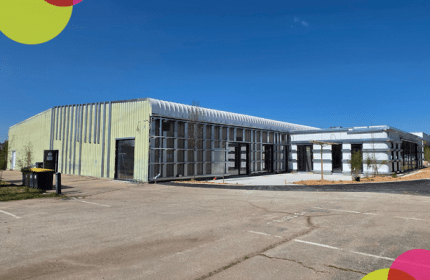 En 2026, BOULLIARD franchit une étape importante avec l'installation de son nouveau dépôt et de ses nouveaux bureaux à Sorbiers. Bien plus qu'un simple déménagement, ce projet représente une véritable transformation de notre environnement de travail et un investissement pour l'avenir de notre entreprise.